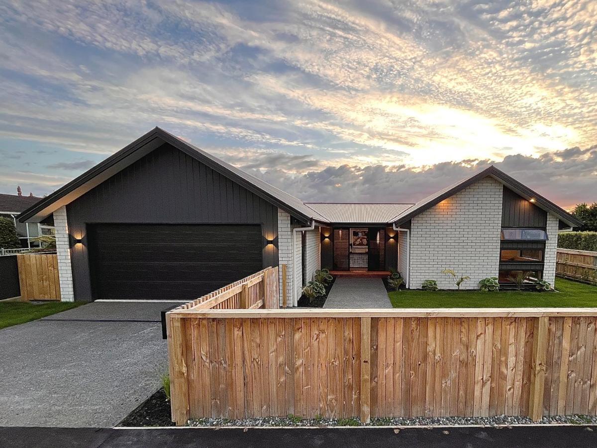 Luxury Villa, Central, Golf And Cafes - By Kosh Bnb Hamilton Exterior photo